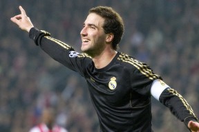 紧张比赛中球员们拼尽全力，呈现出令人瞩目的表现，比赛紧张有序