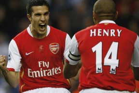 队伍势均力敌展开搏杀，比赛场面精彩纷呈，一场势均力敌的比赛