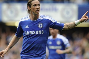 改写为_ 球队在比赛中发生了激烈冲突，篮球队在赛场上