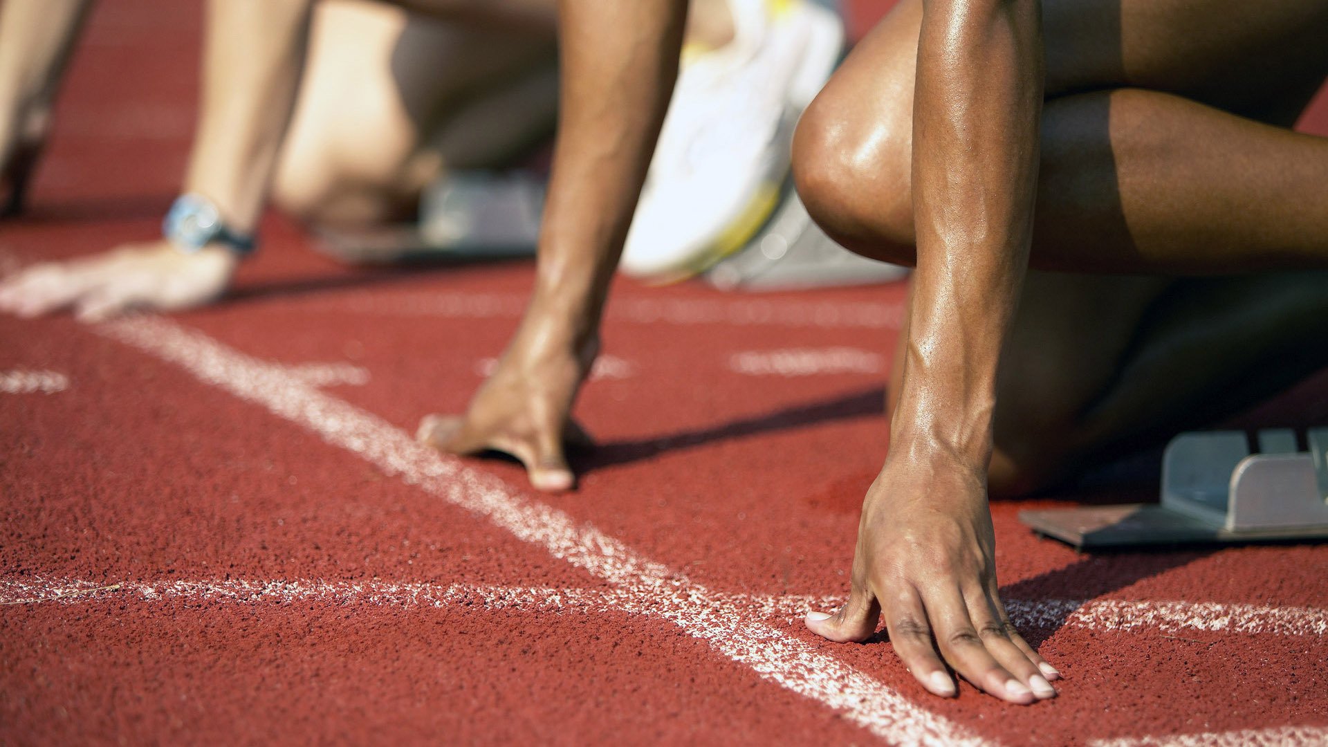 紧张比赛中球员们拼尽全力,呈现出令人瞩目的表现,比赛紧张有序